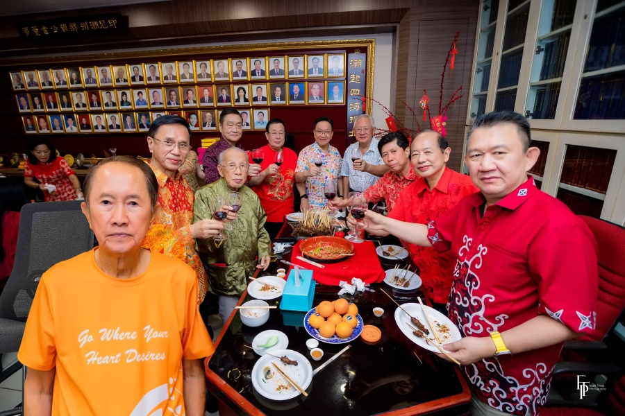 印尼潮州乡亲公会诸位创办人偕会员等，在会所举行新春团拜时合影留念。