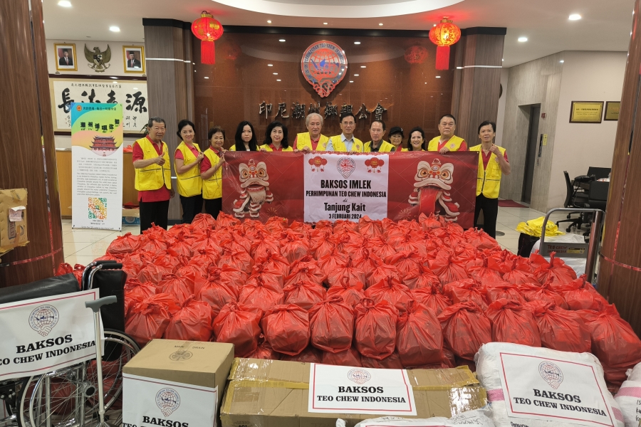 Chinese New Year social service activity in Tanjung Kait organized by the Teo Chew Indonesia Association committee.