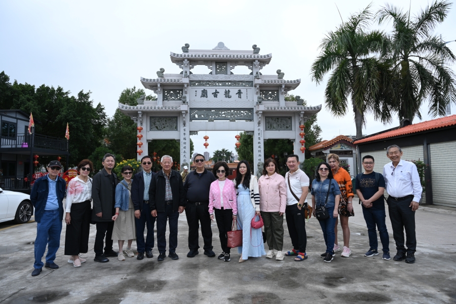 印尼潮州总会一行人在青龙古庙前合影留念